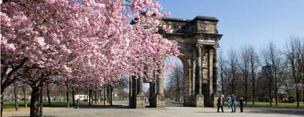 The McLennan Arch designed by Robert and James Adam welcomes you to Glasgow Green from the west
